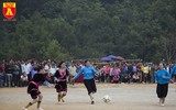 Các cô gái xinh đẹp trong trang phục dân tộc đá bóng ở Quảng Ninh